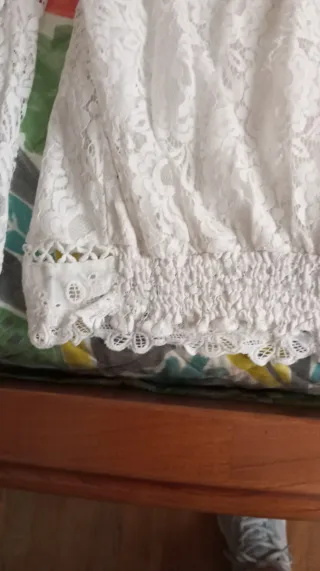 Blusa blanca de encaje talla M tiene forro