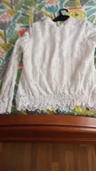 Blusa blanca de encaje talla M tiene forro