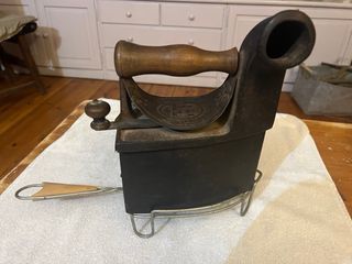 Plancha de hierro antigua grande, con soporte.