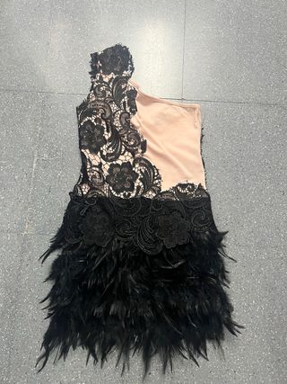 Vestido de fiesta encaje y plumas