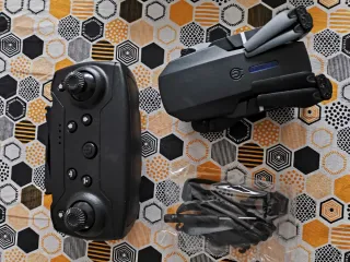 Dron negro con mando