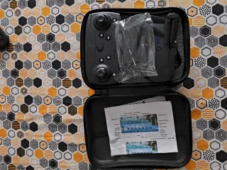 Dron negro con mando