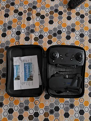 Dron negro con mando