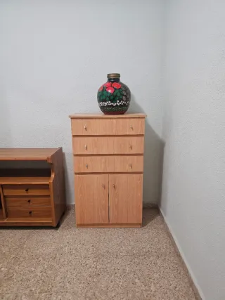 Cómoda de madera con jarrón decorativo