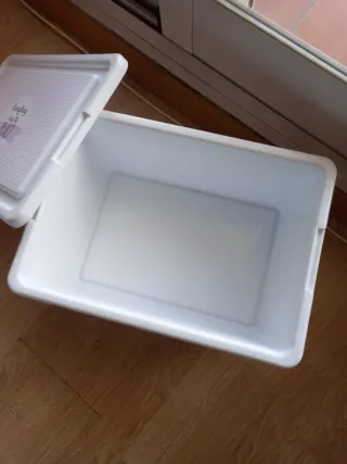 Caja de almacenaje rosa y blanca