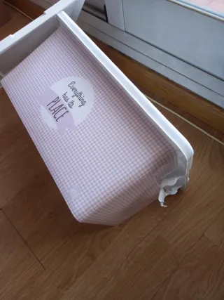 Caja de almacenaje rosa y blanca