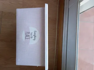 Caja de almacenaje rosa y blanca