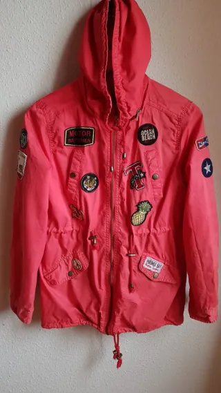 Parka roja con capucha quita y pon Talla L