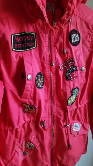 Parka roja con capucha quita y pon Talla L