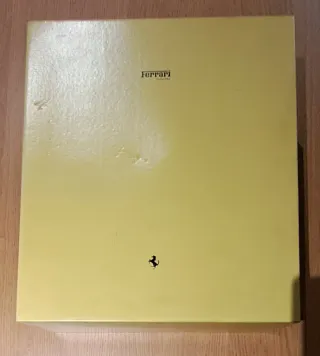 Cartella in pelle rossa Ferrari