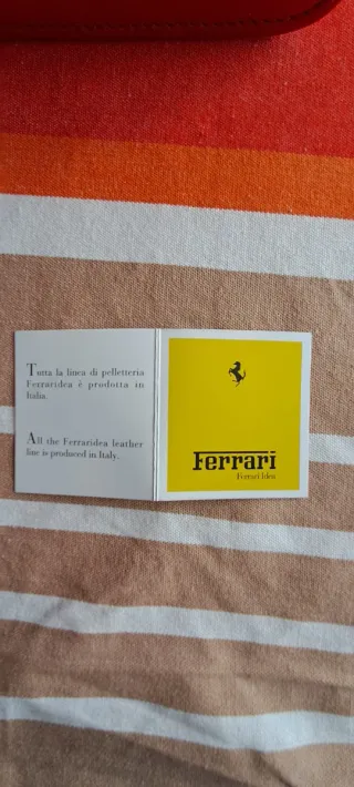 Cartella in pelle rossa Ferrari