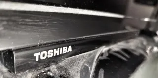 Televisor LED Toshiba Negro 24W2963DG con su caja.