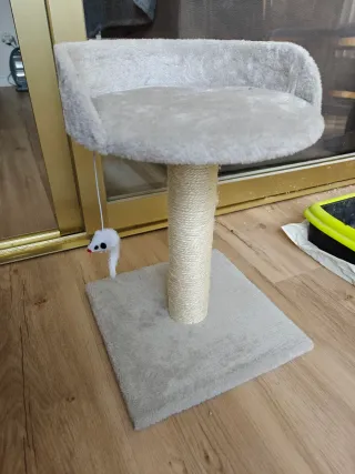 Rascador para gatos con ratón