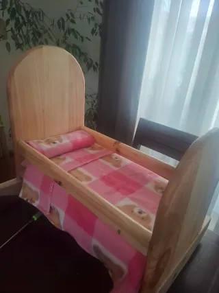 Cuna de madera para muñecas hecha a mano