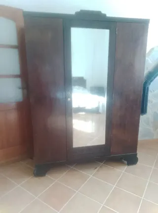 Armario de madera con espejo