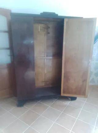 Armario de madera con espejo