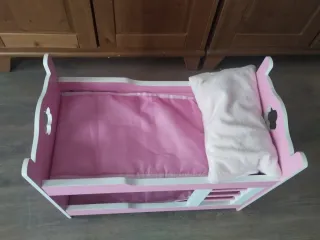 Cuna-Litera de juguete rosa para dos muñecas.