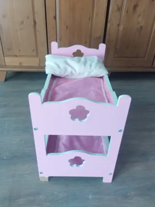 Cuna-Litera de juguete rosa para dos muñecas.