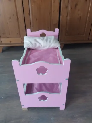 Cuna-Litera de juguete rosa para dos muñecas.