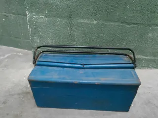 Caja de herramientas metálica azul