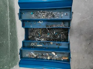 Caja de herramientas metálica azul