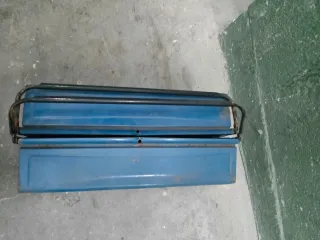 Caja de herramientas metálica azul