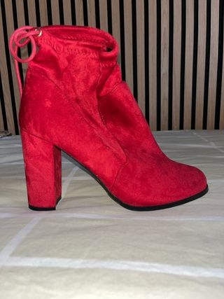 Botines rojos de tacón