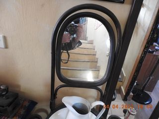 Lavabo antiguo madera con utensilios