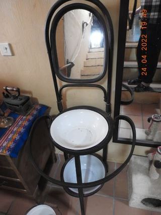 Lavabo antiguo madera con utensilios