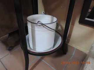 Lavabo antiguo madera con utensilios