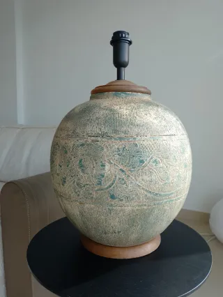 Lámpara de mesa Inthai cerámica y madera