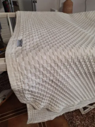 Colcha matrimonial blanca.