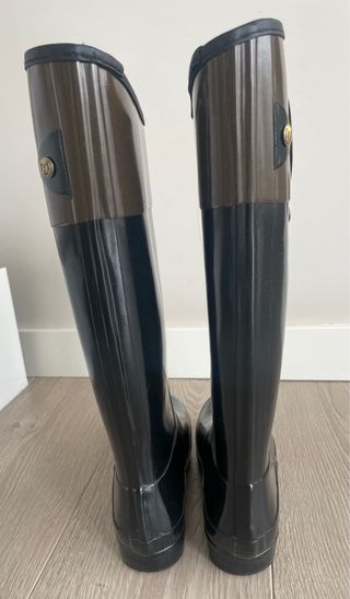 Botas de agua Hunter negras y marrones.