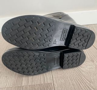 Botas de agua Hunter negras y marrones.