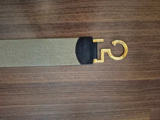 Cinturón elástico con hebilla dorada