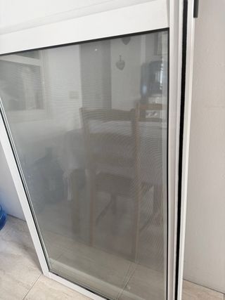 Ventana de aluminoo con percianas