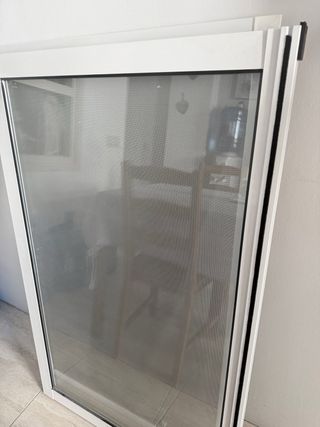 Ventana de aluminoo con percianas