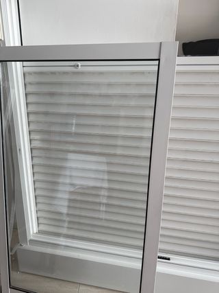 Ventana de aluminoo con percianas