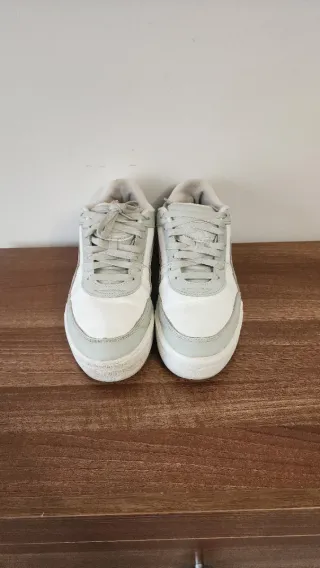 Zapatillas Puma Blancas y Grises