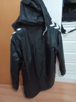 Abrigo Hummel negro acolchado