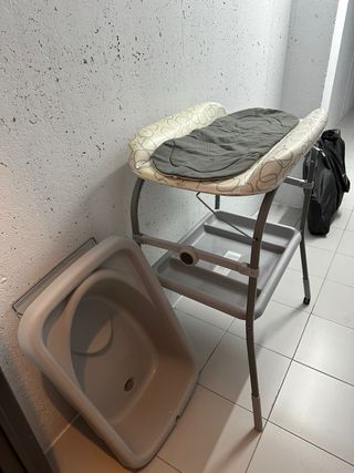 Cambiador de bebé con bañera