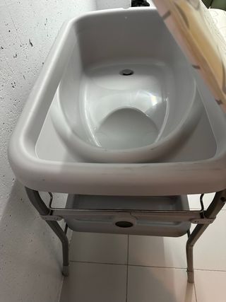 Cambiador de bebé con bañera