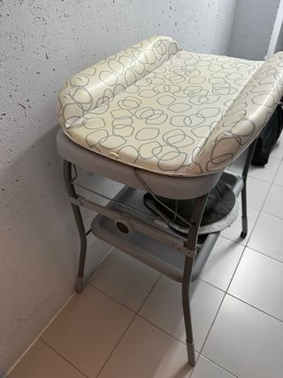 Cambiador de bebé con bañera