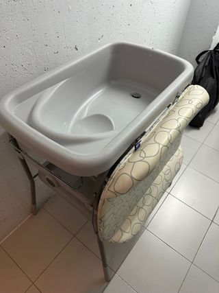Cambiador de bebé con bañera