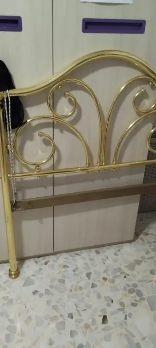 Cabecero de cama metálico dorado de 90