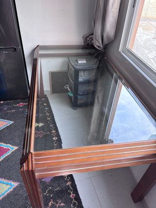 Mesa de comedor de cristal y madera