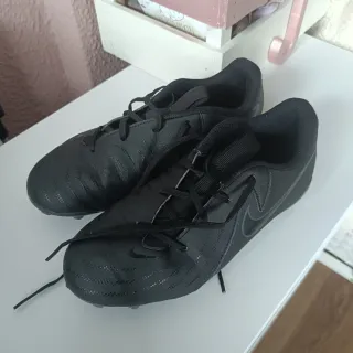 Zapatos de fútbol Nike negros