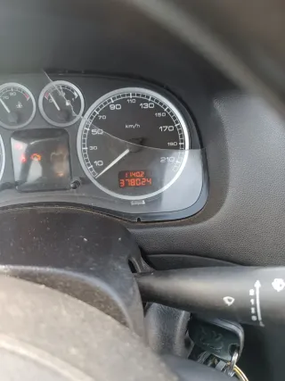 Peugeot 307 familiar rojo