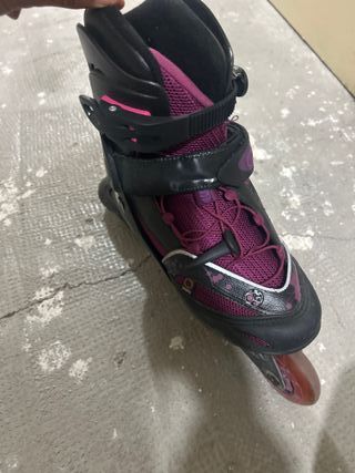 Patines en línea negros y morados