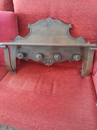 Perchero de madera antiguo con pomos